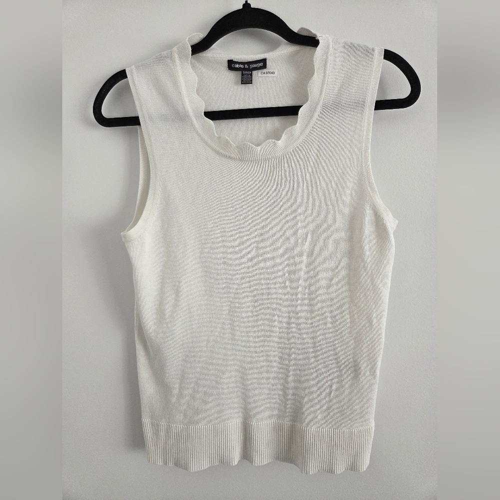 Cable & Gauge white Knit Sleeveless Top -Debardeur -Scalloped Neckline (SMALL)
